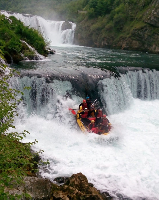 Kam vyrazit na vodu v roce 2019? Fotka z raftingu v Bosně na řece Una