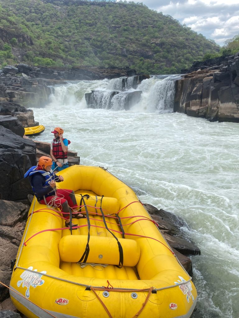Nastupování do raftu pod vodopádem Dam Side na řece Zambezi