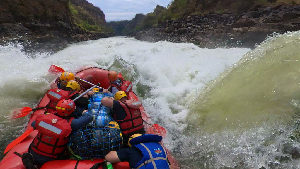 Raft vjíždějící do jedné z peřejí na řece Zambezi - Stairway to Heaven